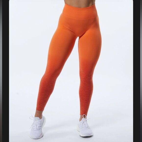 Alphalete Amplify Legging Size M Ombre Strawberry Orange Seamless Scrunch New - Picture 10 of 10
